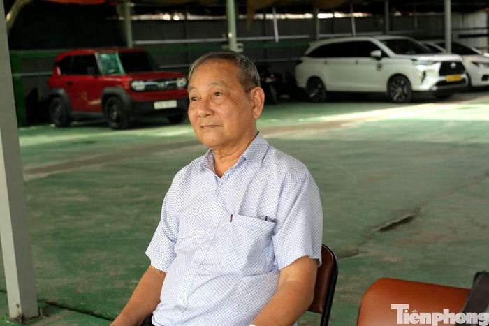 Cựu chiến binh Nguyễn Văn Hoàng xúc động khi gặp lại dấu tích của người đồng đội từng cùng chiến đấu sau hàng chục năm xa cách. Ảnh: Nguyễn Tiến
