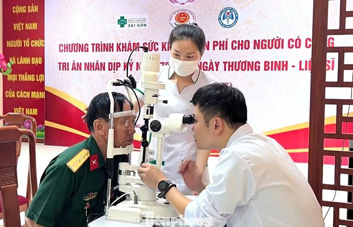 Bên cạnh khám các bệnh lý về hô hấp, các thương, bệnh binh còn được khám mắt, kiểm tra đường huyết và thực hiện các danh mục cận lâm sàng cần thiết. Qua đó, các bác sĩ kịp thời phát hiện những dấu hiệu bất thường, tư vấn phương án điều trị, quản lý sức khỏe phù hợp, góp phần nâng cao chất lượng cuộc sống cho người bệnh.