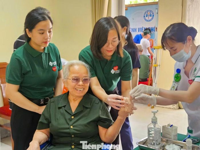 Theo kế hoạch của Sở Y tế Nghệ An, thời gian tới các cơ sở khám, chữa bệnh trên địa bàn sẽ tiếp tục phối hợp với các trung tâm điều dưỡng, nuôi dưỡng người có công tổ chức khám sức khỏe định kỳ, tư vấn, cấp thuốc, phục hồi chức năng và hỗ trợ chuyên môn kỹ thuật. Qua đó, từng bước nâng cao chất lượng chăm sóc sức khỏe cho thương binh, bệnh binh và những người có công với cách mạng, góp phần thực hiện tốt chính sách an sinh xã hội.
