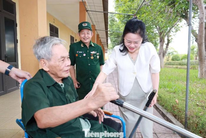  Hoạt động không chỉ góp phần chăm sóc, nâng cao sức khỏe cho người có công với cách mạng mà còn thể hiện sự tri ân sâu sắc của ngành Y tế đối với những người đã cống hiến, hy sinh vì độc lập, tự do của dân tộc. Mỗi lời thăm hỏi, mỗi cái nắm tay, mỗi sự tận tình của đội ngũ y, bác sĩ đều gửi gắm tình cảm, lòng biết ơn và trách nhiệm của thế hệ hôm nay đối với các thương, bệnh binh. 