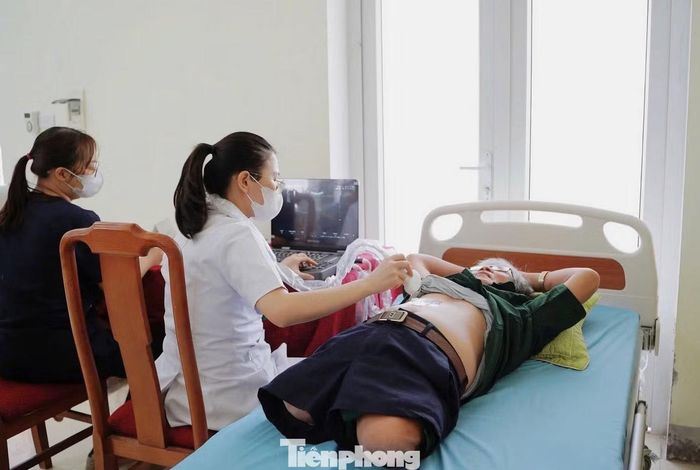 Việc đưa các dịch vụ kỹ thuật cao đến tận nơi không chỉ giúp người có công được tiếp cận các phương pháp khám, chữa bệnh hiện đại mà còn giảm bớt khó khăn trong quá trình di chuyển, tạo điều kiện để phát hiện sớm và điều trị hiệu quả nhiều bệnh lý.