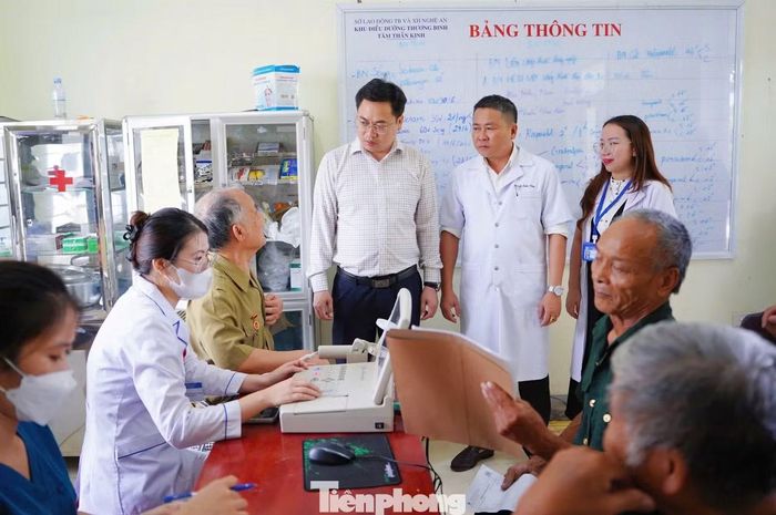 Trong chương trình, Bệnh viện Phổi Nghệ An và Bệnh viện Mắt Sài Gòn đã huy động đội ngũ cán bộ, y bác sĩ giàu kinh nghiệm cùng hệ thống trang thiết bị hiện đại để triển khai việc thăm khám.