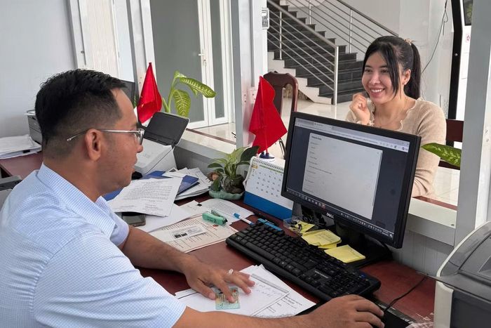 Lãnh đạo Bộ Tư lệnh Vùng Cảnh sát biển 4 và lãnh đạo địa phương trao quà cho các gia đình chính sách, hộ nghèo, hộ có hoàn cảnh khó khăn trên địa bàn phường Tô Châu trong Chương trình "Cảnh sát biển đồng hành với ngư dân", diễn ra vào tháng 6/2026.