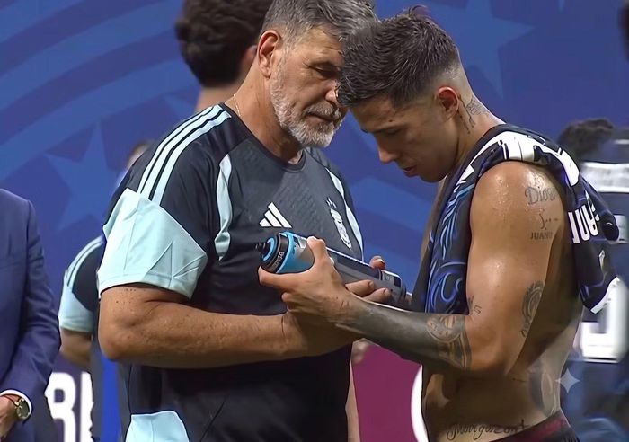 Enzo Fernandez đang xem những dòng ghi chú về cách sút 11m của anh trên chai nước.
