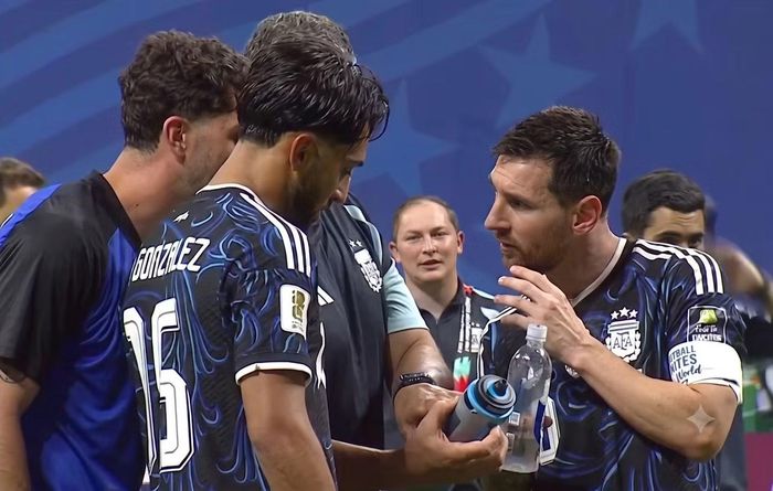 Messi và các đồng đội đang xem xét "chiến lợi phẩm" thu được ở cầu môn đội tuyển Anh.