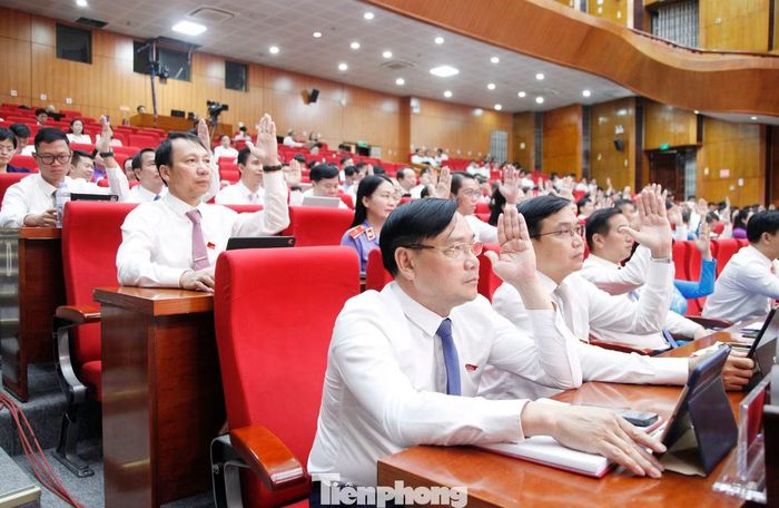 Đại biểu thông qua các nghị quyết tại kỳ họp HĐND tỉnh Bắc Ninh. Ảnh: Nguyễn Thắng.