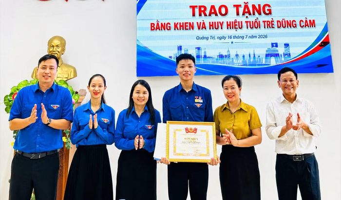 Các đại biểu chúc mừng Lê Đức Trung.