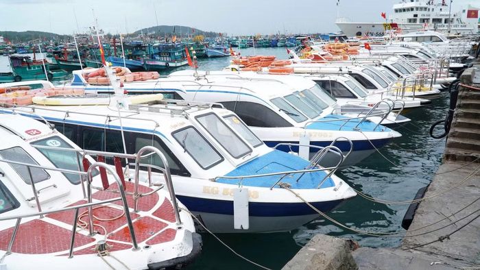 Tại đặc khu Phú Quốc có hơn 100 ca nô hoạt động đưa khách tham quan các đảo. Tuy nhiên, chỉ khoảng 70 phương tiện đáp ứng điều kiện hoạt động theo cấp SB (có mui kín). Số ca nô còn lại không đủ điều kiện khai thác, vận chuyển khách.