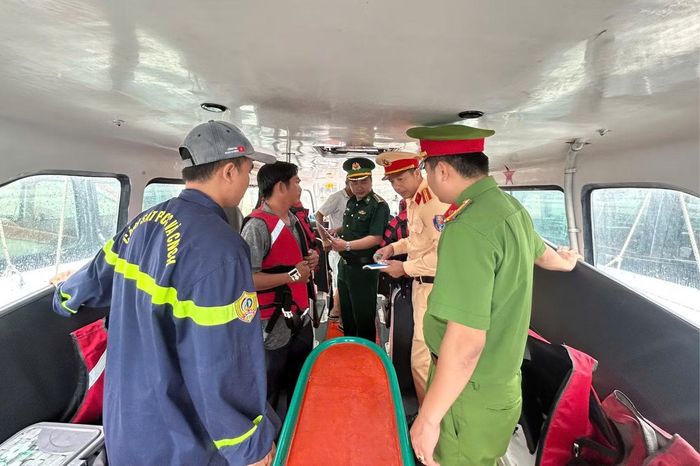 Phòng Cảnh sát giao thông phối hợp Phòng Cảnh sát Phòng cháy, chữa cháy và Cứu nạn, cứu hộ - Công an tỉnh An Giang vừa tổ chức tuyên truyền, nâng cao nhận thức về bảo đảm an toàn giao thông đường thủy cho các chủ và lái tàu khách du lịch trên địa bàn đặc khu Phú Quốc.