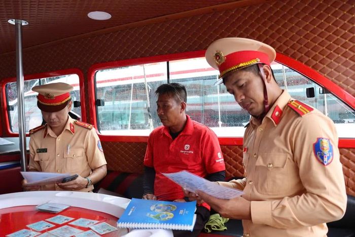 Tại buổi tuyên truyền, lực lượng chức năng phổ biến các quy định của pháp luật về giao thông đường thủy nội địa, an toàn kỹ thuật của phương tiện; kỹ năng xử lý tình huống khi xảy ra sự cố; trách nhiệm với an toàn của hành khách. Cùng đó, lực lượng chức năng cũng kiểm tra các điều kiện hoạt động của tàu chở khách du lịch; nhắc nhở chủ tàu và thuyền viên chấp hành nghiêm các quy định về an toàn trước khi xuất bến.