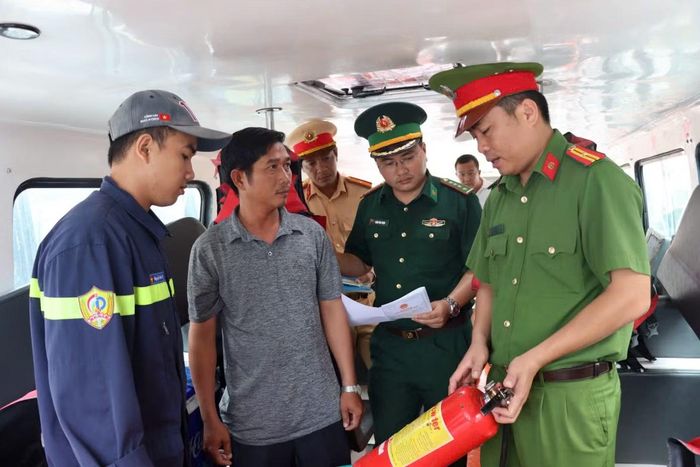 Cùng với đó, lực lượng Cảnh sát Phòng cháy, chữa cháy và Cứu nạn, cứu hộ tuyên truyền các quy định về an toàn phòng cháy, chữa cháy và kỹ năng cứu nạn, cứu hộ trên phương tiện thủy. Lực lượng chức năng yêu cầu các chủ tàu trang bị đầy đủ áo phao, phao cứu sinh, bình chữa cháy cùng các thiết bị an toàn cần thiết trước khi đưa phương tiện vào khai thác.