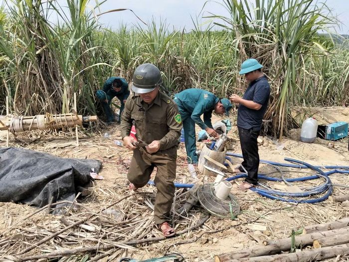 Cơ quan chức năng tịch thu tang vật liên quan đến khai thác vàng trái phép.