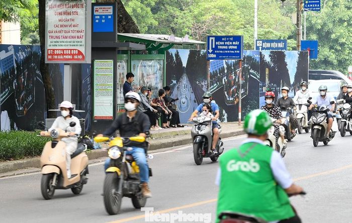 Việc quây rào phục vụ dự án cải tạo, chỉnh trang hạ tầng kỹ thuật khu vực hè phố Trần Nhân Tông và cổng Công viên Thống Nhất, đoạn từ phố Nguyễn Đình Chiểu đến phố Trần Bình Trọng.