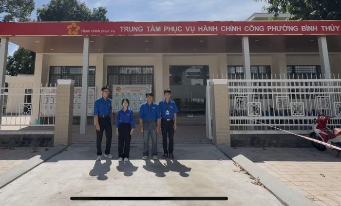 Nhóm tác giả đi khảo sát thực tế trước khi bắt tay vào xây dựng trợ lý ảo dịch vụ công thông minh.