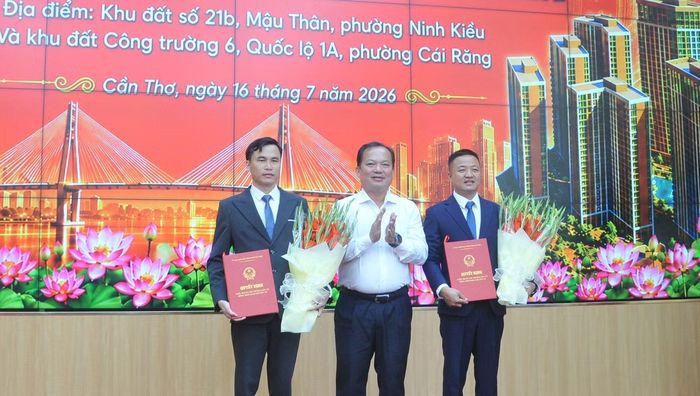 Ông Nguyễn Văn Hòa - Phó Chủ tịch UBND TP. Cần Thơ trao quyết định cho các nhà đầu tư.