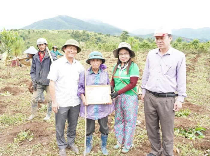 Ước nguyện của bệnh binh Thắm (tay cầm giấy chứng nhận) là được trồng vườn cà phê và được thực hiện sau đó.