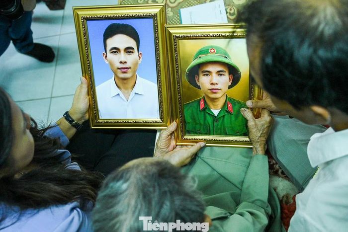 Di ảnh hai liệt sĩ đã được trao đến tận tay Mẹ Việt Nam Anh hùng Ngô Thị Lang.