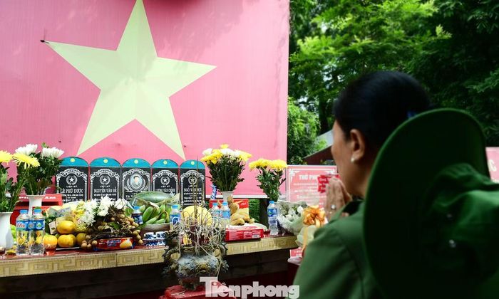 Cựu TNXP thắp hương liệt sĩ TNXP Đội 49 ngã xuống ở bến phà - câu phao Khuyến Lương. Ảnh: Xuân Tùng