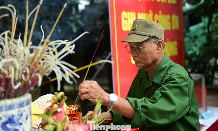 Ông Nguyễn Công Thành thắp hương tại Nhà bia di tích bến Khuyến Lương trong sáng 15/7. Ảnh: Xuân Tùng