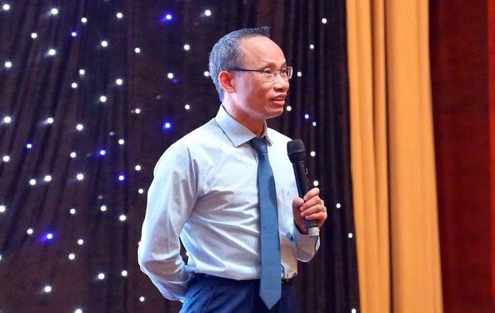 TS. Cấn Văn Lực trao đổi tại chương trình. Ảnh: BTC.