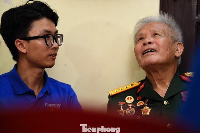 Bên mâm cơm và những câu chuyện không có trong sách vở đã trở thành sợi dây gắn kết hai thế hệ, lan tỏa thông điệp "Uống nước nhớ nguồn" bằng những hành động bình dị nhưng đầy ý nghĩa.