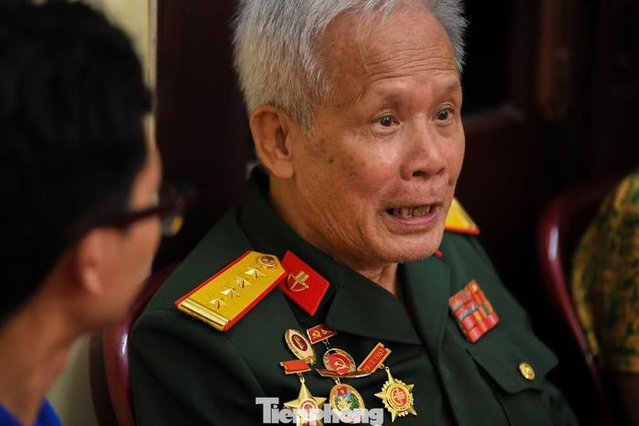 Người cựu chiến binh là thương binh hạng 3/4, được tặng Huân chương Chiến công hạng Nhì, 3 Huân chương Chiến công Giải phóng và 4 lần được phong tặng danh hiệu Chiến sĩ diệt Mỹ.