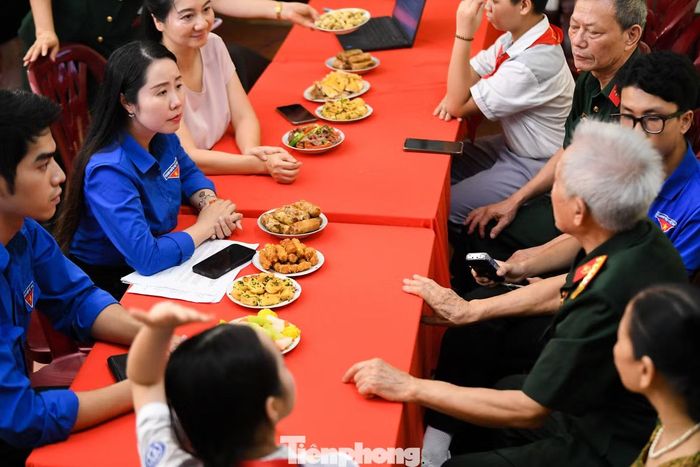 Với Ninh Thị Yến, đoàn viên tham gia, điều ý nghĩa nhất là được ngồi nghe một nhân chứng lịch sử kể về những năm tháng chiến đấu. "Qua những câu chuyện của bác, em hiểu rằng hòa bình hôm nay được đánh đổi bằng rất nhiều hy sinh. Đó cũng là động lực để chúng em sống có trách nhiệm hơn, tiếp tục học tập, cống hiến để xứng đáng với thế hệ cha anh", Yến chia sẻ.