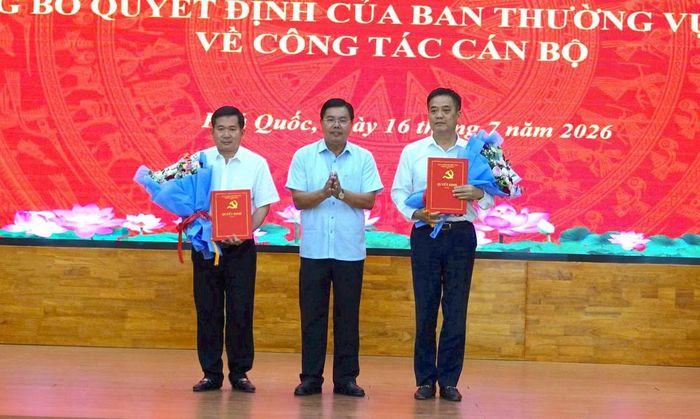 Ông Nguyễn Tiến Hải - Bí thư Tỉnh ủy An Giang trao quyết định cho ông Đinh Văn Nơi và ông Lê Quốc Anh.