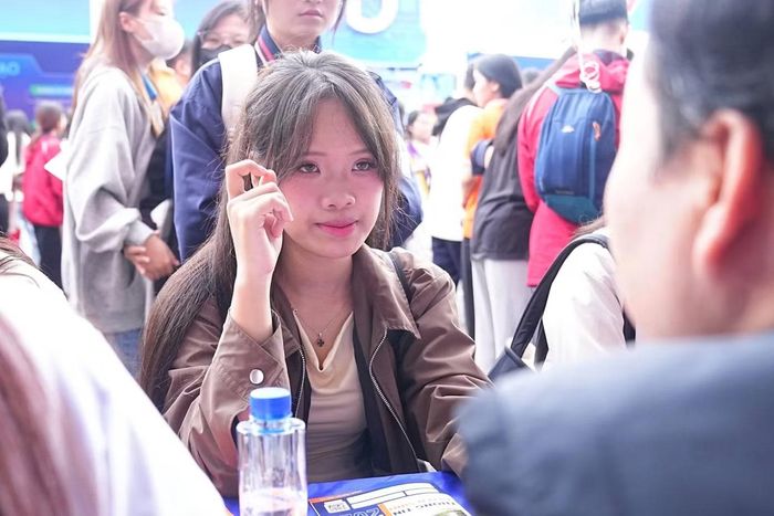 Thí sinh tham gia ngày hội tư vấn tuyển sinh năm 2026. Ảnh: Duy Phạm