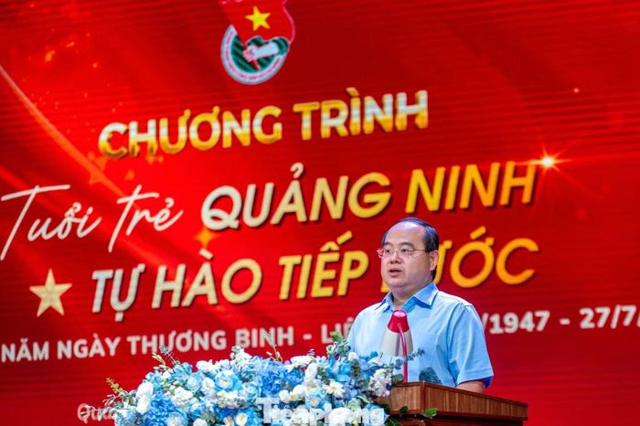Trong bài phát biểu, ông Quản Minh Cường - Bí thư Tỉnh ủy Quảng Ninh cho rằng chương trình hôm nay mang một thông điệp rất ý nghĩa. “Tự hào” là để mỗi người trẻ hiểu rằng hòa bình, độc lập và sự phát triển của đất nước hôm nay được đánh đổi bằng biết bao máu xương của các thế hệ đi trước. “Tiếp bước” không chỉ là tiếp nối truyền thống bằng lòng biết ơn, mà còn bằng hành động, bằng khát vọng cống hiến, bằng tinh thần đổi mới, sáng tạo và trách nhiệm đối với quê hương, đất nước.