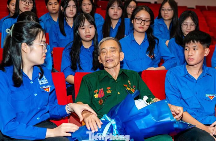  Bác Nguyễn Hoài Nhơn, cựu Thanh niên xung phong thuộc Đại đội 531 N53 T18, kể lại quá trình từng tham gia phục vụ chiến trường Hà Tĩnh trong những năm tháng ác liệt của cuộc kháng chiến chống Mỹ cứu nước. Bác mong muốn thế hệ trẻ Quảng Ninh tiếp bước truyền thống hào hùng của những người đi trước để đóng góp công sức xây dựng Tổ quốc trong kỷ nguyên vươn mình của dân tộc. 