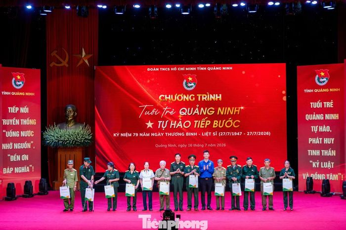 Nhân dịp này, Tỉnh Đoàn Quảng Ninh phối hợp cùng đoàn thanh niên Binh đoàn 19 - Bộ Quốc Phòng trao tặng nhiều phần quà cho cựu binh, cựu thanh niên xung phong, gia đình chính sách và người có công với cách mạng. Cùng với đó, Hội thầy thuốc trẻ Việt Nam trao tặng 500 suất khám chữa bệnh và cấp thuốc miễn phí cho các thương bệnh binh.
