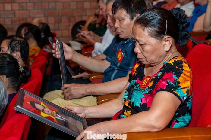 Bác Vũ Thị Thanh xúc động khi nhận được di ảnh của liệt sĩ Vũ Văn An. Bác bày tỏ trân trọng việc làm ý nghĩa của thế hệ trẻ đoàn viên, thanh niên của Tỉnh Đoàn Quảng Ninh khi phục dựng lại ảnh nhằm ghi nhớ công ơn của các Anh hùng liệt sĩ.