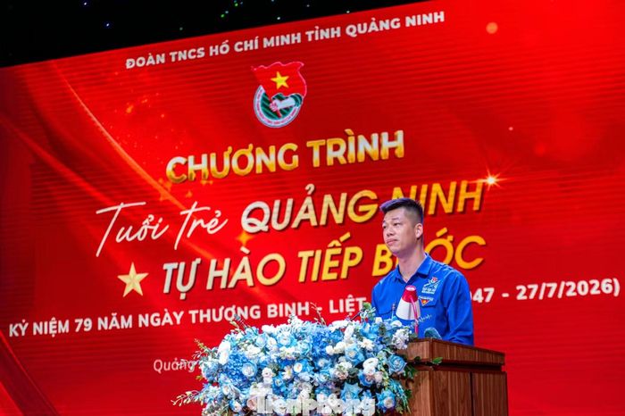  Tại chương trình, anh Nguyễn Đình Đàn - Phó Bí thư Tỉnh Đoàn Quảng Ninh thay mặt tuổi trẻ Quảng Ninh bày tỏ lòng biết ơn sâu sắc đối với những cống hiến, hy sinh to lớn của các thế hệ đi trước. Đối với tuổi trẻ, đây không chỉ là dịp tri ân mà còn là lời nhắc nhở về trách nhiệm gìn giữ, tiếp nối những giá trị mà các thế hệ cha anh đã đánh đổi bằng máu xương, tuổi xuân và cả cuộc đời. 