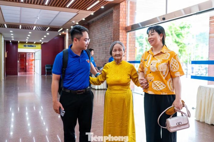 Chương trình có sự góp mặt của các Mẹ Việt Nam anh hùng, các thương binh, gia đình các liệt sĩ và đông đảo đoàn viên, thanh thiếu niên, thiếu nhi tỉnh Quảng Ninh.