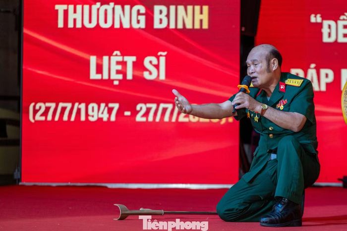  Tại buổi tọa đàm với chủ đề "Tiếp lửa truyền thống", bác Lê Long Triệu - cựu chiến sĩ Đặc công, Tiểu đoàn 4 - T40, xúc động chia sẻ với thế hệ trẻ về những năm tháng chiến đấu bảo vệ Tổ quốc. Bác cho biết nhiều chiến sĩ ở tuổi đôi mươi đã hy sinh hoặc để lại phần thân thể của mình ở lại chiến trường trong những tháng ngày chiến tranh chống Mỹ cứu nước ác liệt. "Chúng tôi đã đi không tiếc đời mình. Nhưng tuổi hai mươi làm sao không tiếc..." 