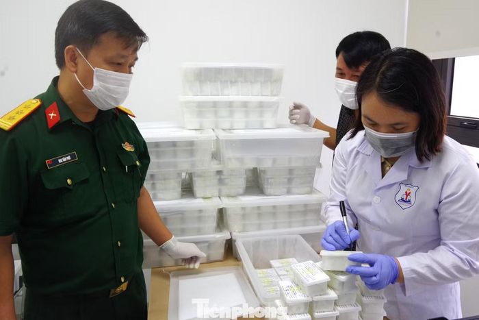 Cán bộ Viện Pháp y Quốc gia kiểm tra mẫu hài cốt liệt sĩ sau khi tiếp nhận.