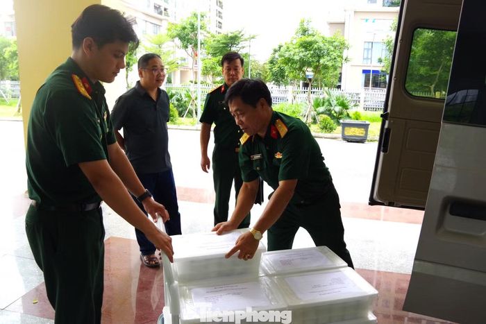 Các mẫu hài cốt liệt sĩ được niêm phong và vận chuyển đến Viện Pháp y Quốc gia.