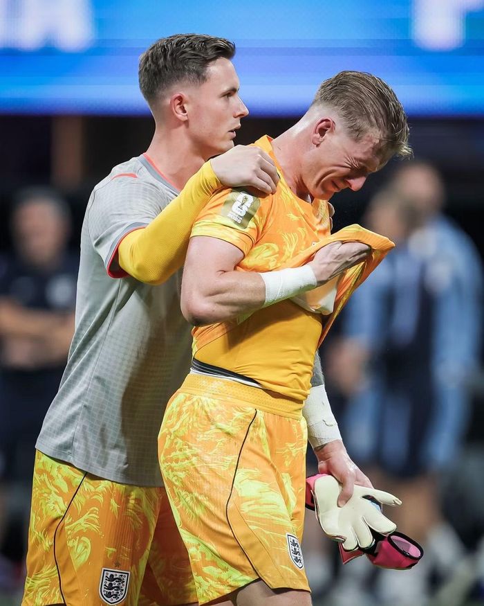 Jordan Pickford được đồng đội an ủi vì không kiềm được nước mắt trên sân. Thủ thành tuyển Anh phải đối mặt với sức ép lớn khi Argentina liên tục dồn bóng sang cánh phải để tổ chức tấn công, trước khi hoàn tất màn ngược dòng. Pickford đã phải làm việc vất vả khi hàng thủ phía trên chịu áp lực trong thời gian dài.