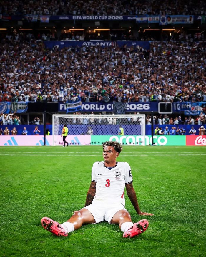 Nico O'Reilly ngồi lặng trên sân sau khi tuyển Anh khép lại giấc mơ vào chung kết World Cup 2026 bằng thất bại 2-1 trước Argentina. Dẫn trước nhờ Anthony Gordon nhưng "Tam sư" lần lượt để Enzo Fernández và Lautaro Martínez ghi bàn, trước khi Lionel Messi góp dấu giày trong màn ngược dòng của nhà đương kim vô địch. Khán giả tranh luận tuyển Anh quá thận trọng khi chủ động nhường bóng sau bàn mở tỷ số.