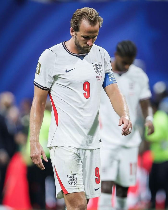 Đội trưởng Harry Kane cúi đầu rời sân sau khi tuyển Anh đánh mất tấm vé vào chung kết World Cup 2026. Dù tham gia phản công dẫn đến bàn mở tỷ số của Anthony Gordon, Kane phải lùi sâu hỗ trợ phòng ngự ở giai đoạn cuối trận. Theo nhiều CĐV, việc tiền đạo số 9 thường xuyên xuất hiện gần vòng cấm đội nhà phản ánh thế trận bị động mà tuyển Anh lựa chọn sau khi dẫn bàn.