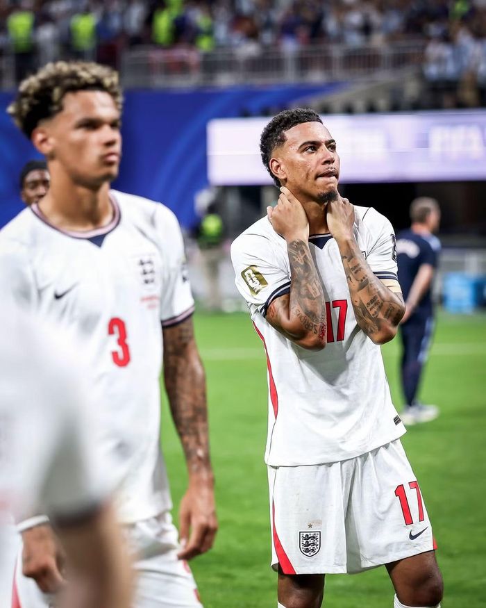 Morgan Rogers (17) cùng Nico O'Reilly lặng lẽ rời sân. Đội bóng của HLV Thomas Tuchel chuyển sang sơ đồ thiên về phòng ngự sau bàn thắng của Anthony Gordon, nhưng vẫn không thể ngăn các pha tấn công liên tục từ cánh phải của đối thủ. Đây cũng là điểm bị nhiều CĐV nhắc đến nhiều nhất sau trận đấu.