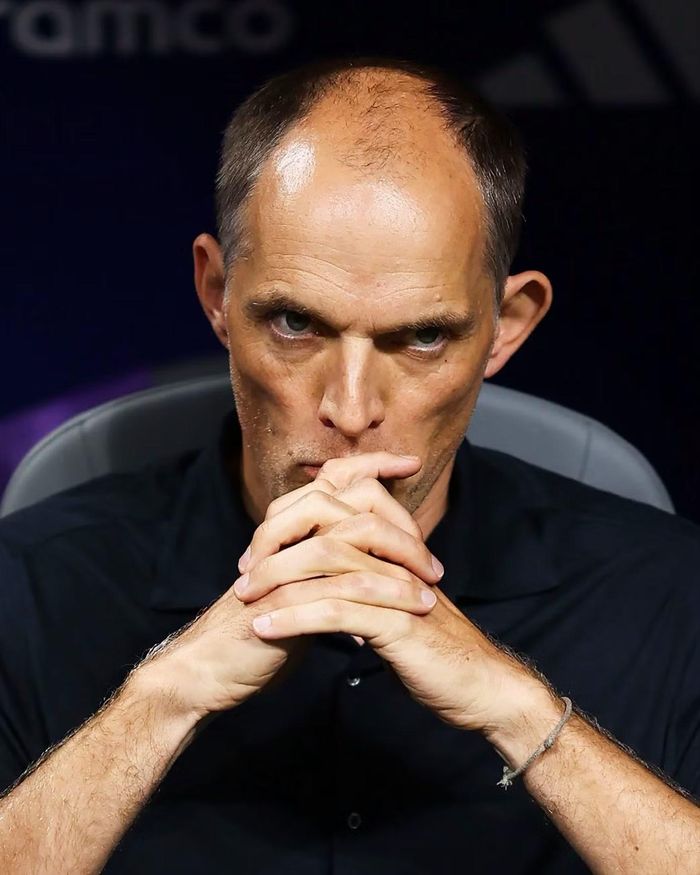 Thomas Tuchel trầm ngâm trên băng ghế chỉ đạo sau khi tuyển Anh để Argentina ngược dòng thắng 2-1 ở bán kết World Cup 2026. Sau khi Anthony Gordon mở tỷ số, HLV người Đức liên tiếp điều chỉnh theo hướng tăng cường phòng ngự, kéo đội hình lùi sâu để bảo toàn lợi thế. Quyết định này trở thành chủ đề tranh luận trên các diễn đàn bóng đá. Trong bài đăng nhận 62.000 lượt tương tác, nhiều CĐV cho rằng việc nhường thế trận đã tạo điều kiện để Argentina kiểm soát bóng và có màn lội ngược dòng. Ông Tuchel bị dồn vào chân tường, trở thành tâm điểm chỉ trích khắp các diễn đàn.