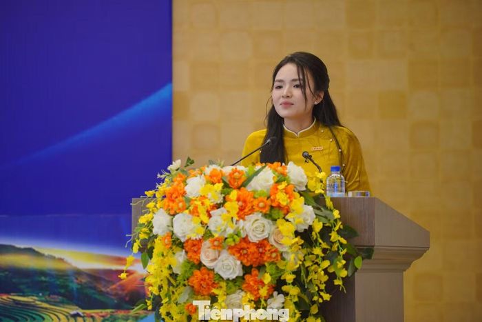 Bà Phạm Thị Thùy Dung - Phó Tổng biên tập báo Lao Động phát biểu tại buổi tọa đàm.