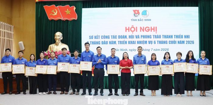 Lãnh đạo Mặt trận Tổ quốc tỉnh Bắc Ninh và Bí thư Tỉnh Đoàn Bắc Ninh Trần Văn Đăng khen thưởng cán bộ Đoàn.