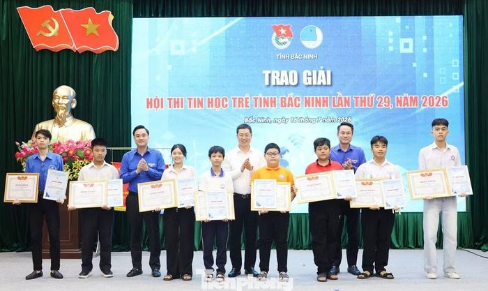 Bí thư Trung ương Đoàn, Phó Chủ tịch Thường trực Trung ương Hội LHTN Việt Nam Nguyễn Kim Quy (bên phải) và Phó Bí thư Tỉnh ủy Bắc Ninh Trần Huy Phương (ở giữa) trao giải tin học trẻ.