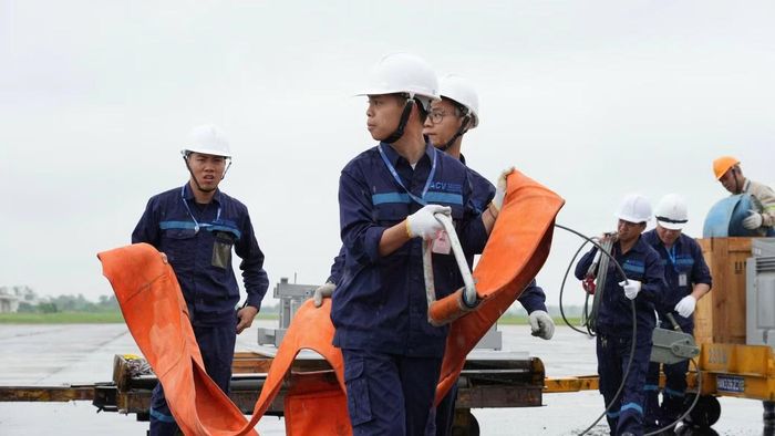 Các kỹ thuật viên chuẩn bị bộ thiết bị cứu hộ máy bay chuyên dụng, phục vụ nâng và di dời máy bay sau khi đám cháy được khống chế.