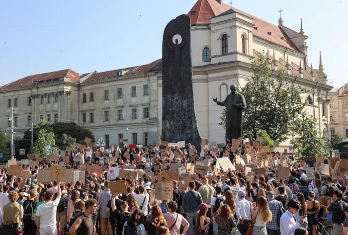 Người biểu tình ở Lviv ngày 16/7. (Ảnh: Reuters)