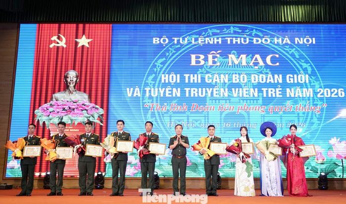 Lãnh đạo Cục Chính trị Bộ Tư lệnh Thủ đô trao Giấy khen tặng các thí sinh.
