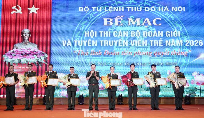 Lãnh đạo Cục Chính trị Bộ Tư lệnh Thủ đô trao Bằng khen giải Nhất toàn năng tặng Đại úy Bùi Trung Hiếu - Bí thư Liên chi đoàn Tiểu đoàn 4 (Đoàn cơ sở Trung đoàn 692, Sư đoàn 301) và các thi sinh đoạt giải Nhì, giải Ba toàn năng.